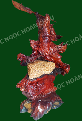 Quan công gỗ hương ôm đá